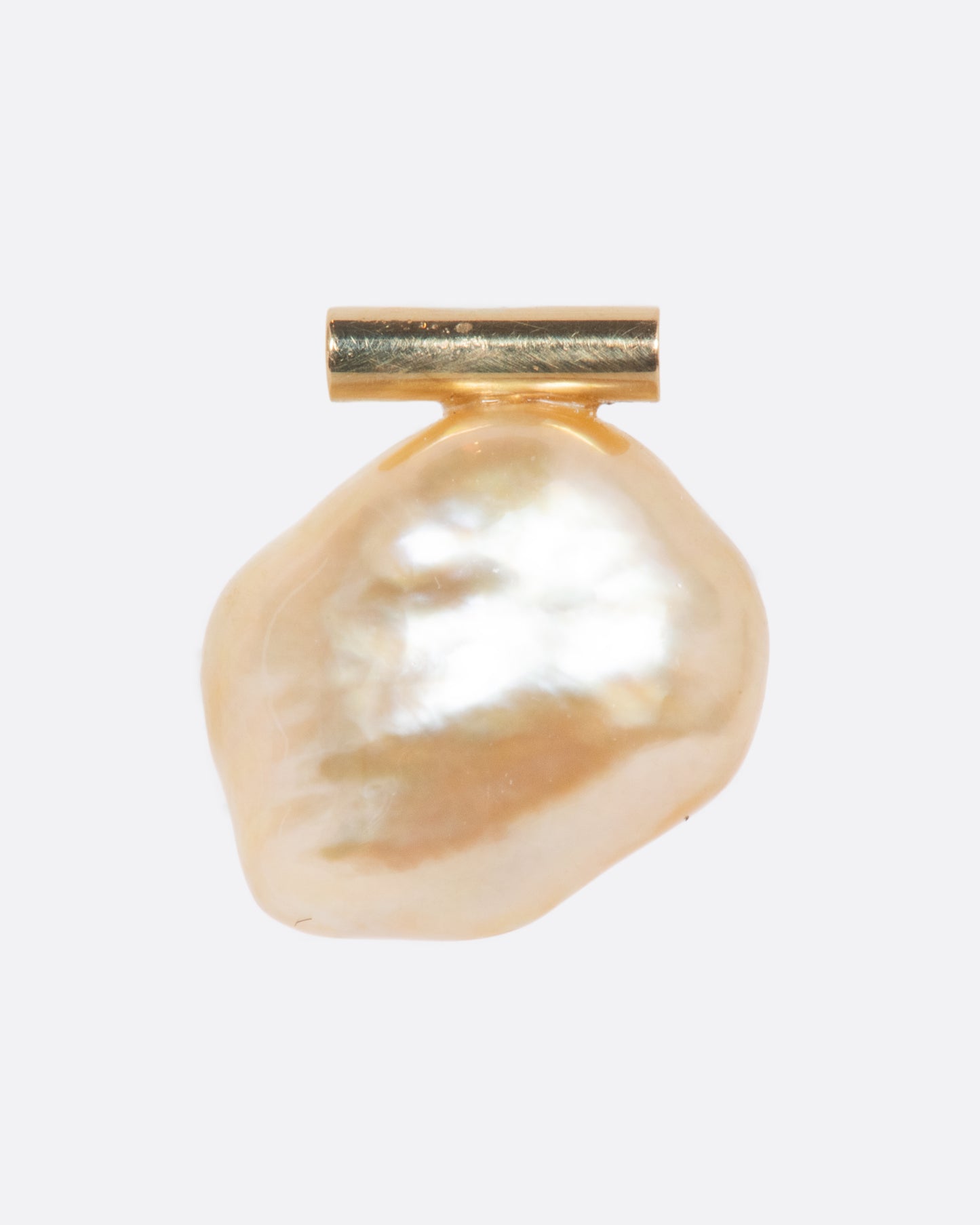 A pearl earring suspended from a gold bar setting. Shown from the front.
