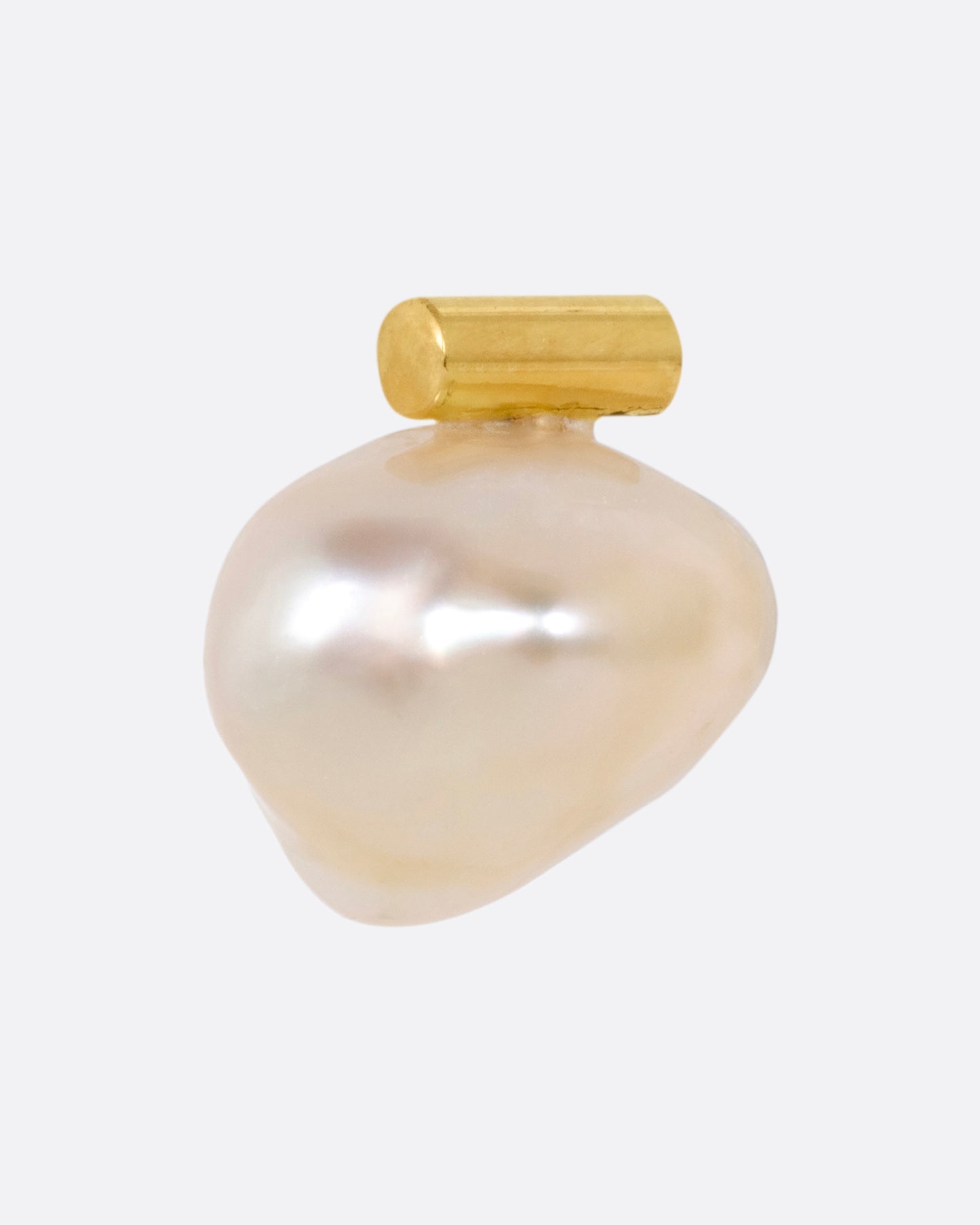 A pearl earring suspended from a gold bar setting. Shown from the side.