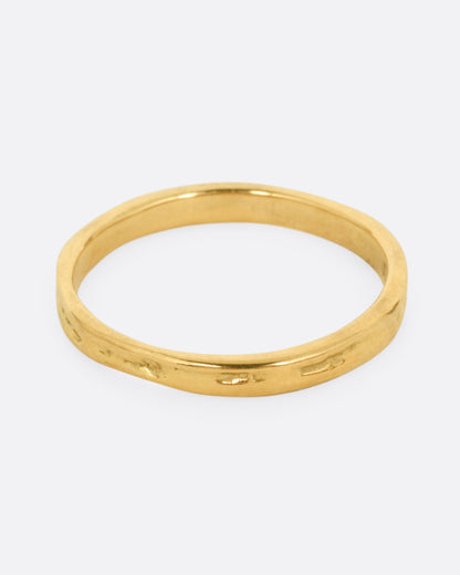 Yellow gold weathered band, front view of the weathered texture