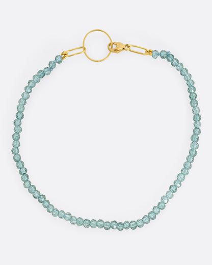 Marian Maurer Flash bracelet in 18k yellow gold, a strand of small green quartz beads with a gold ring and clasp