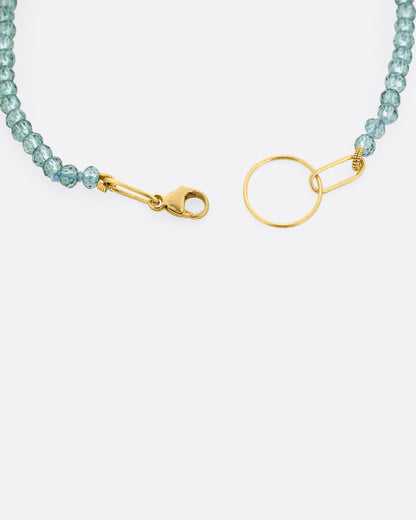 Green quartz bead bracelet with yellow gold clasp, close view of the gold ring and clasp