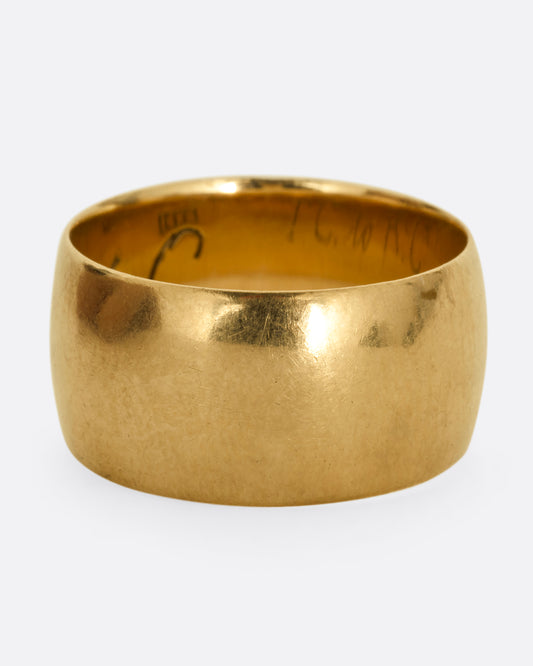 A thick yellow gold cigar band. Shown from the front.