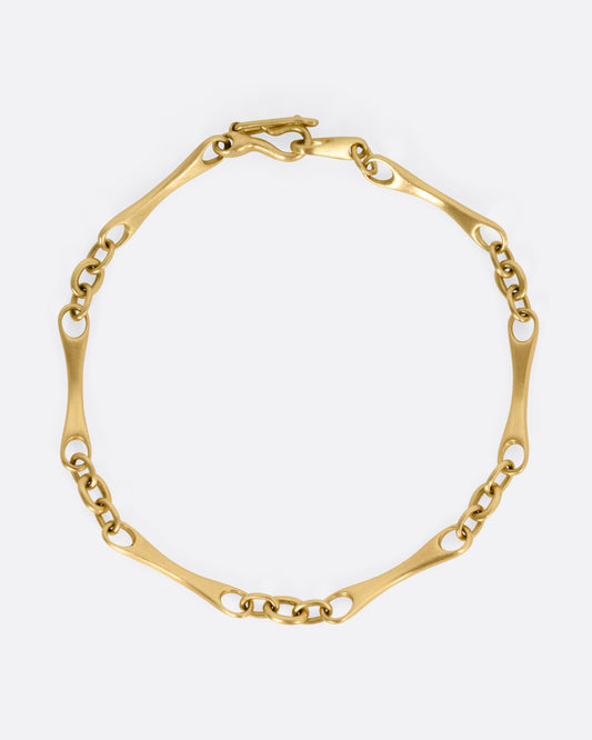 A yellow gold link bracelet, shown from the top.