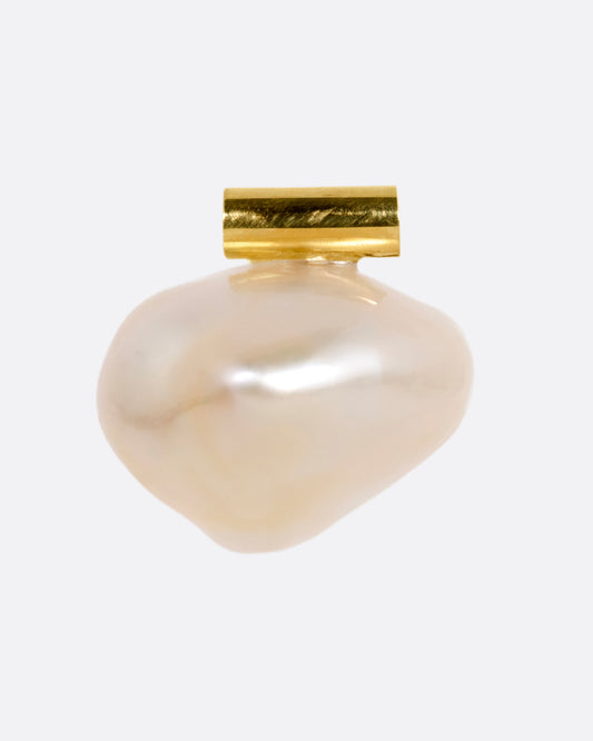A pearl earring suspended from a gold bar setting. Shown from the front.