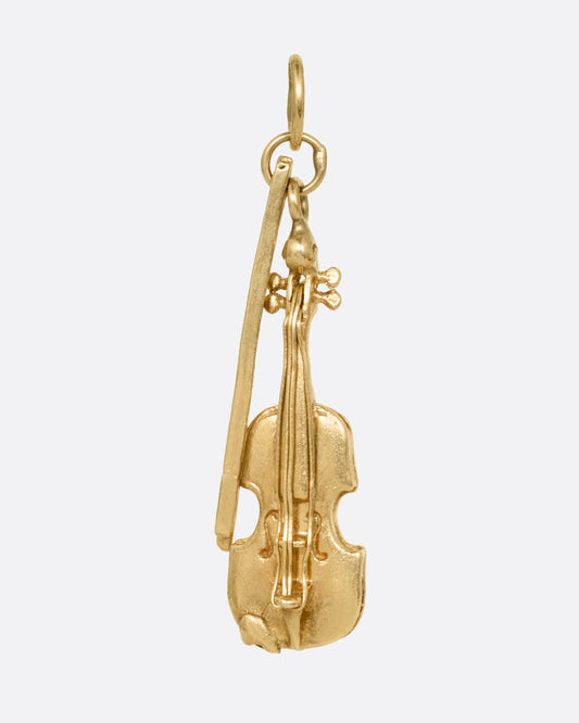 A yellow gold violin and bow charm, shown from the front.