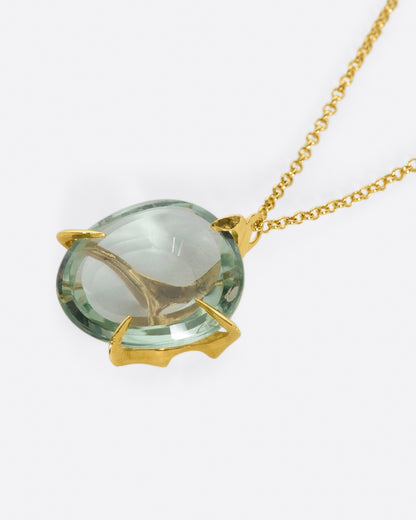 Yellow gold and green quartz necklace, side view of the quartz and its gold prongs