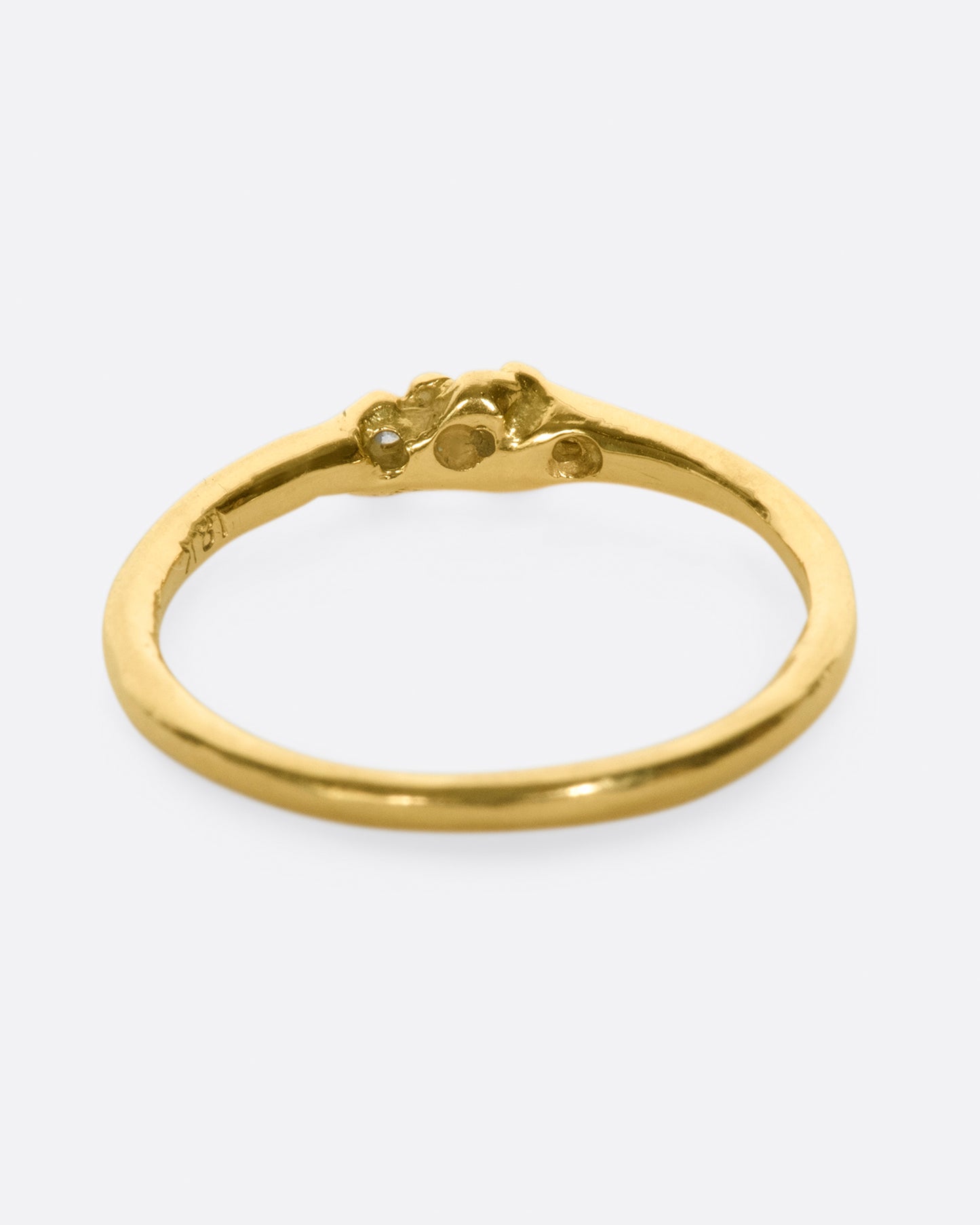 A simple band with a cluster of three diamonds