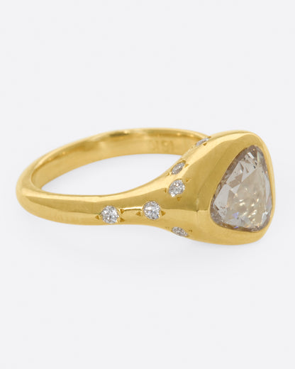 Yellow gold trillion diamond ring, side view with the trillion diamond facing right