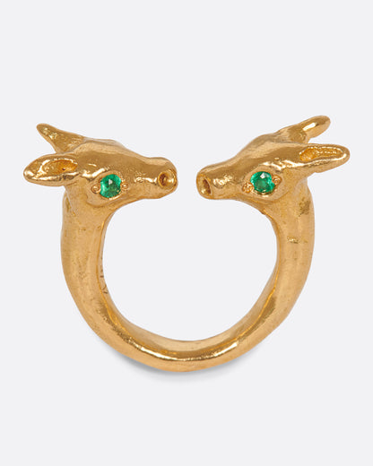 Oraik Kissers ring in 22k yellow gold, an open band ending in two textured animal heads facing each other with emerald eyes