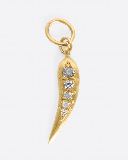 An homage to a classic Italian horn, lined with gray diamonds.